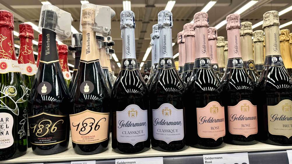 Mehrere Flaschen des Geldermann-Sekt im Test in einem Verkaufsregal.