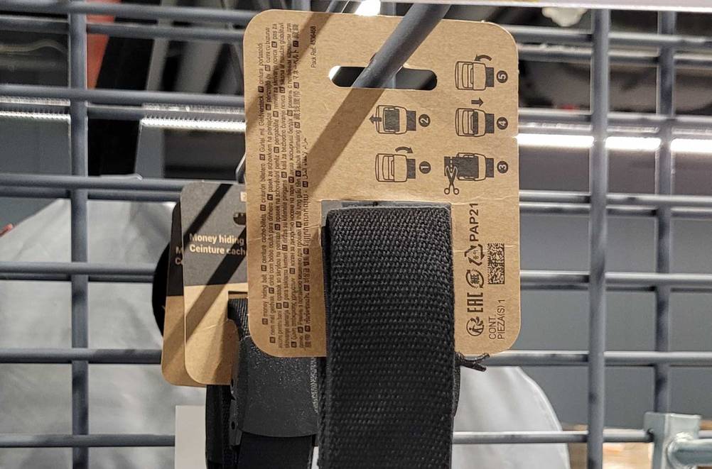 Geldgürtel-Test: Nahaufnahme der Rückseite des Verpackungslabels mit grafischen Informationen zur Benutzung.