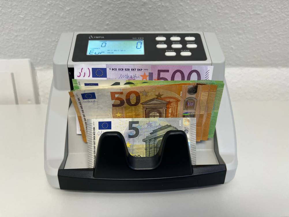 Geldzählmaschine im Einsatz mit Geldscheinen in Euro 5,50,500