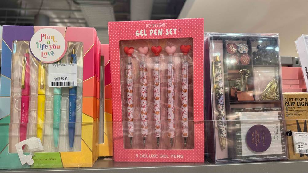 Die Gelstifte im Test in einem Regal neben anderen Produkten.