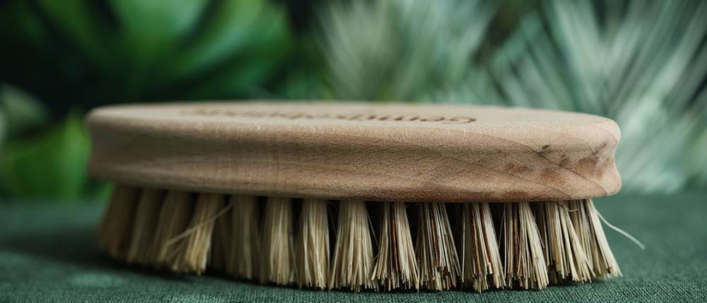 Gemüsebürste-Test: Abgebildet ist eine Gemüsebürste aus Holz.