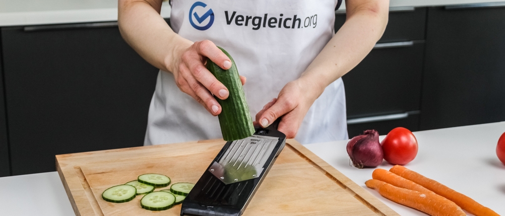 Vierkantreibe wird von einer Frau genutzt, die eine Gurke reibt