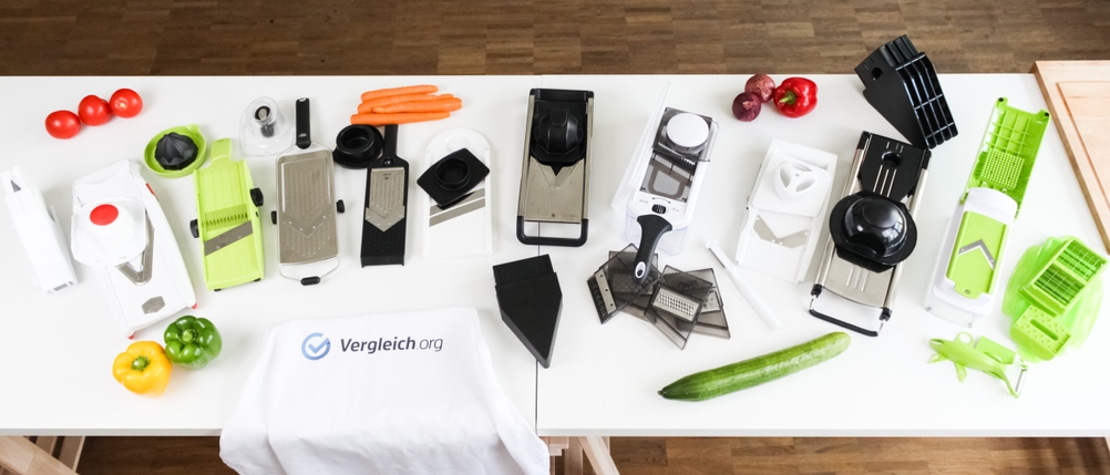 Gemüsehobel-Test: viele verschiedene Gemüsehobel liegen auf einem Tisch