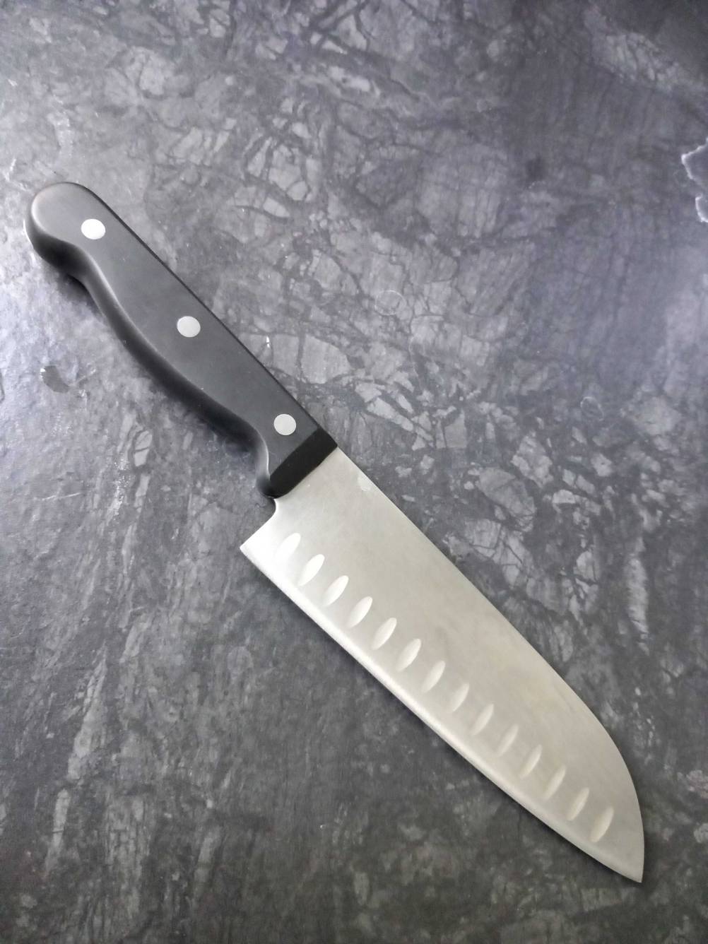 Im Test: Ein Gemüsemesser liegt auf einer dunklen Fläche.