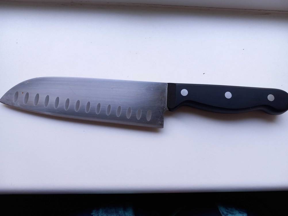 Gemüsemesser getestet: Ein Messer auf einer hellen Fläche.