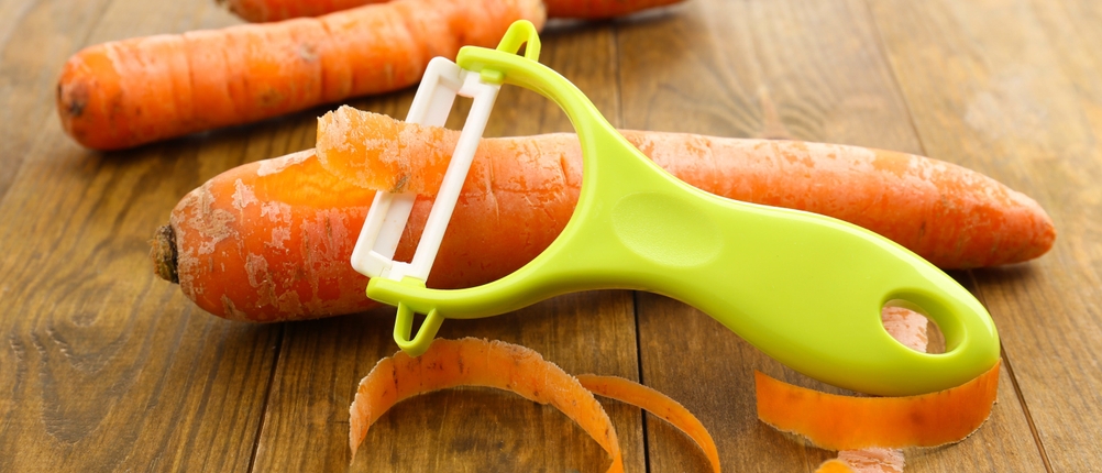 Ein Universalschäler als Karottenschäler aus Keramik vom Typ: Querschäler in Y-Form.