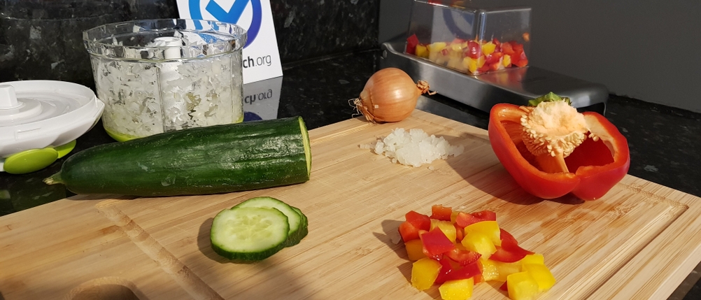 Gemüse in verschiedenen Schnittformen neben einem Gemüseschneider.