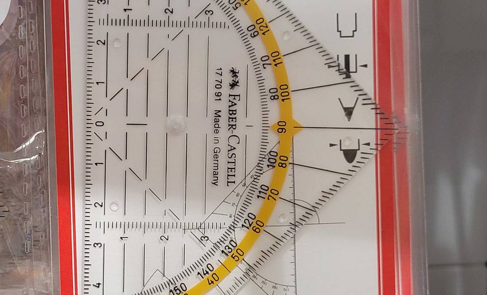 Geodreieck-Test: Nahaufnahme des Dreiecks in der transparenten Verpackung.