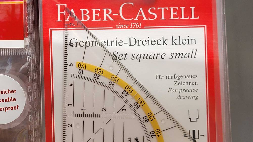 Geodreieck getestet: Nahaufnahme des Dreiecks in der transparenten Originalverpackung mit Logo.