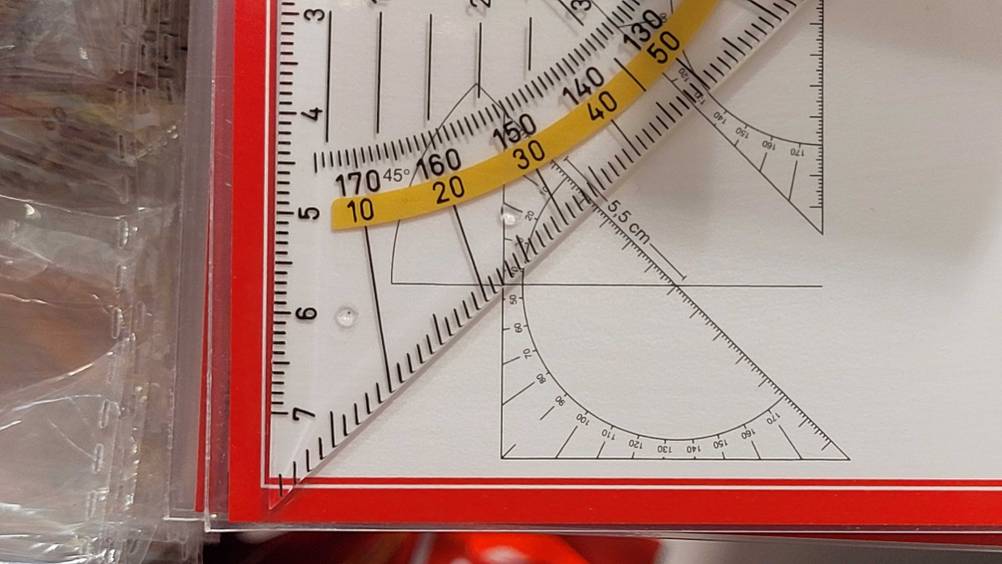 Geodreieck im Test: Nahaufnahme einer Ecke in der transparenten Verpackung.