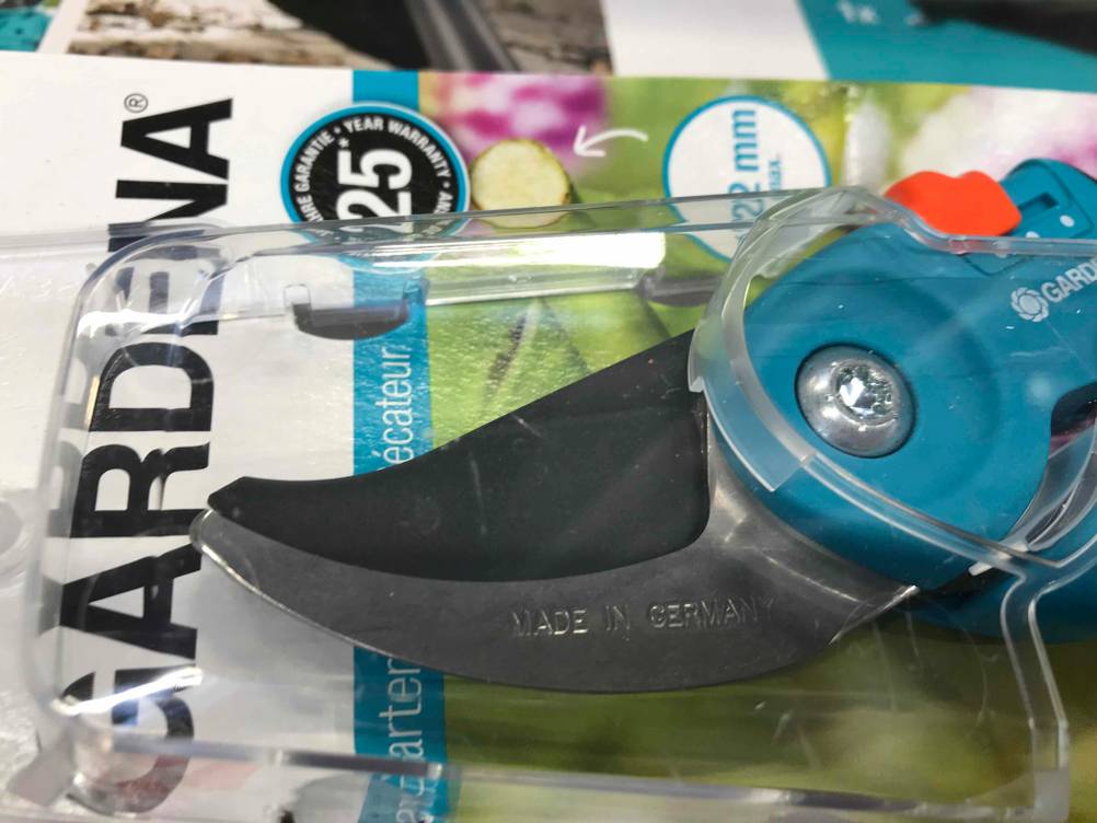 Im Test: Detailansicht der Schneidefläche einer verpackten Gartenschere.