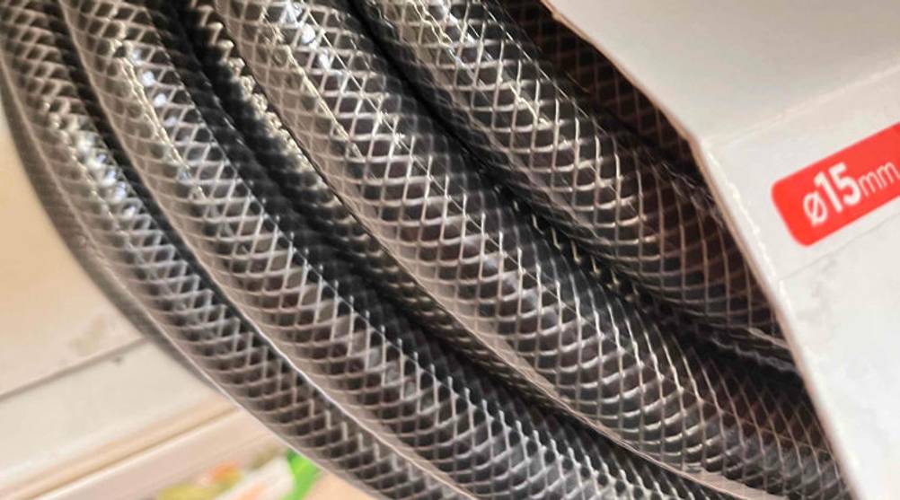 Detailansicht eines verstärkten schwarzen 3/4-Zoll-Gartenschlauch im Test mit 15 mm Durchmesser.