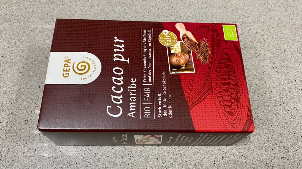Bio Kakaopulver im Test: Packung Cacao pur von Gepa liegt quer auf hellem Hintergrund.