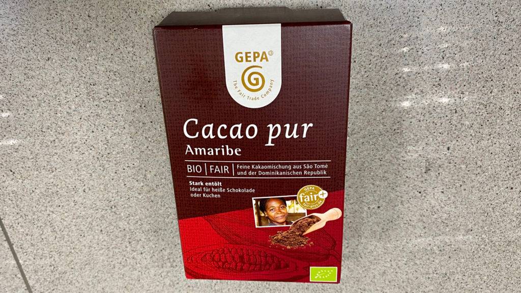 Bio Kakaopulver im Test: Packung Cacao pur von Gepa liegt verkehrt auf hellem Hintergrund.