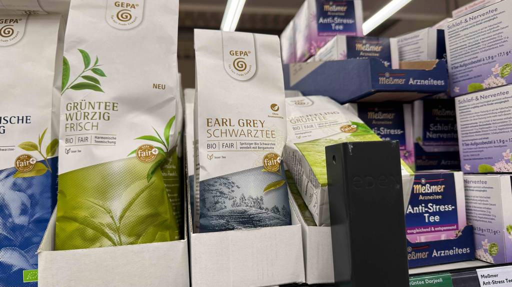 Getestet: Bio-Schwarztee in einer Verpackung der Marke Gepa befindet sich neben weiteren Teesorten in einem Verkaufsregal.