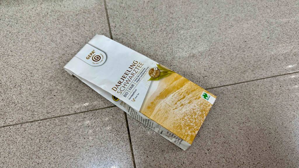 Eine Packung mit Bio-Schwarztee im Test liegt auf einem grauen Untergrund.