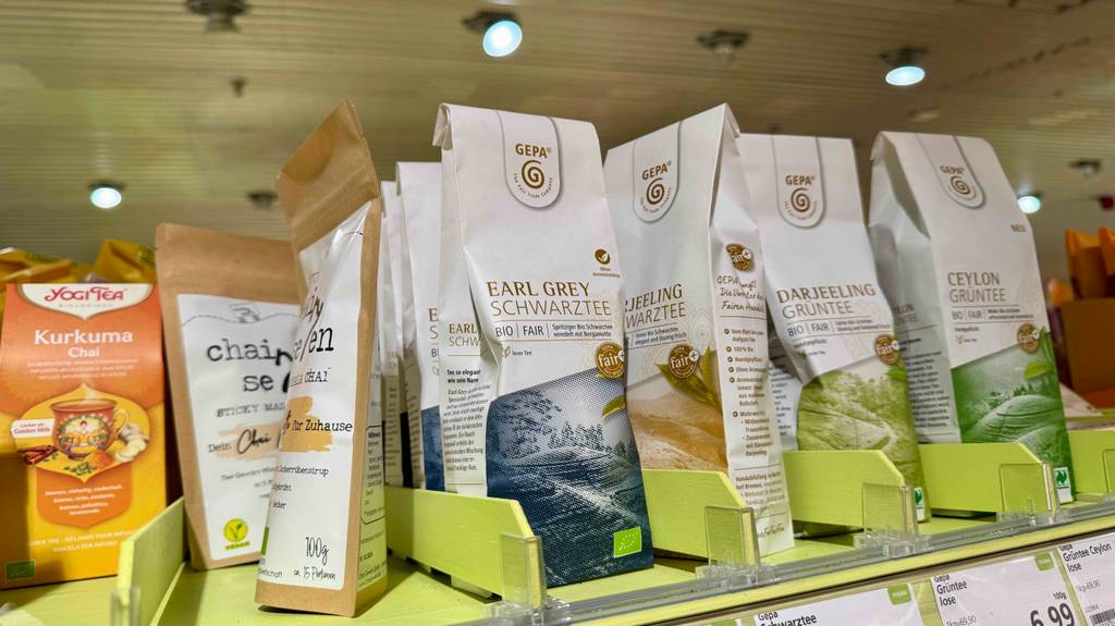 Getesteter Bio-Schwarztee lose in der Verpackung steht neben weiteren losen Tees im Geschäft.