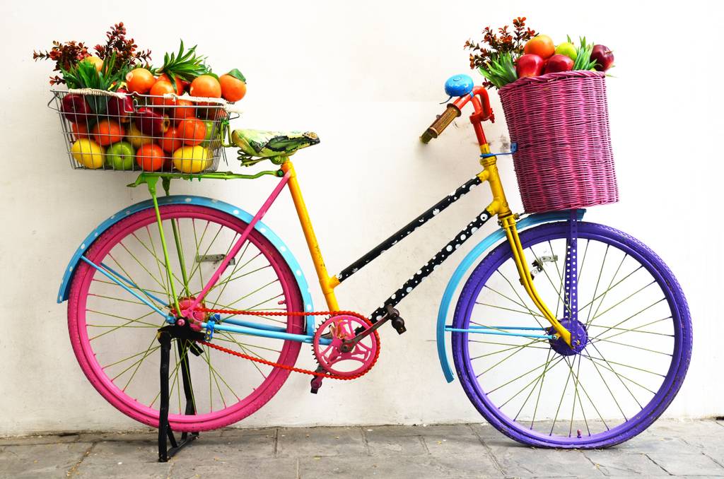 Fahrrad-Gepäckträger-Test: kunterbuntes Fahrrad mit Obst und Gemüse auf dem Gepäckträger und im Korb vorne am Lenker