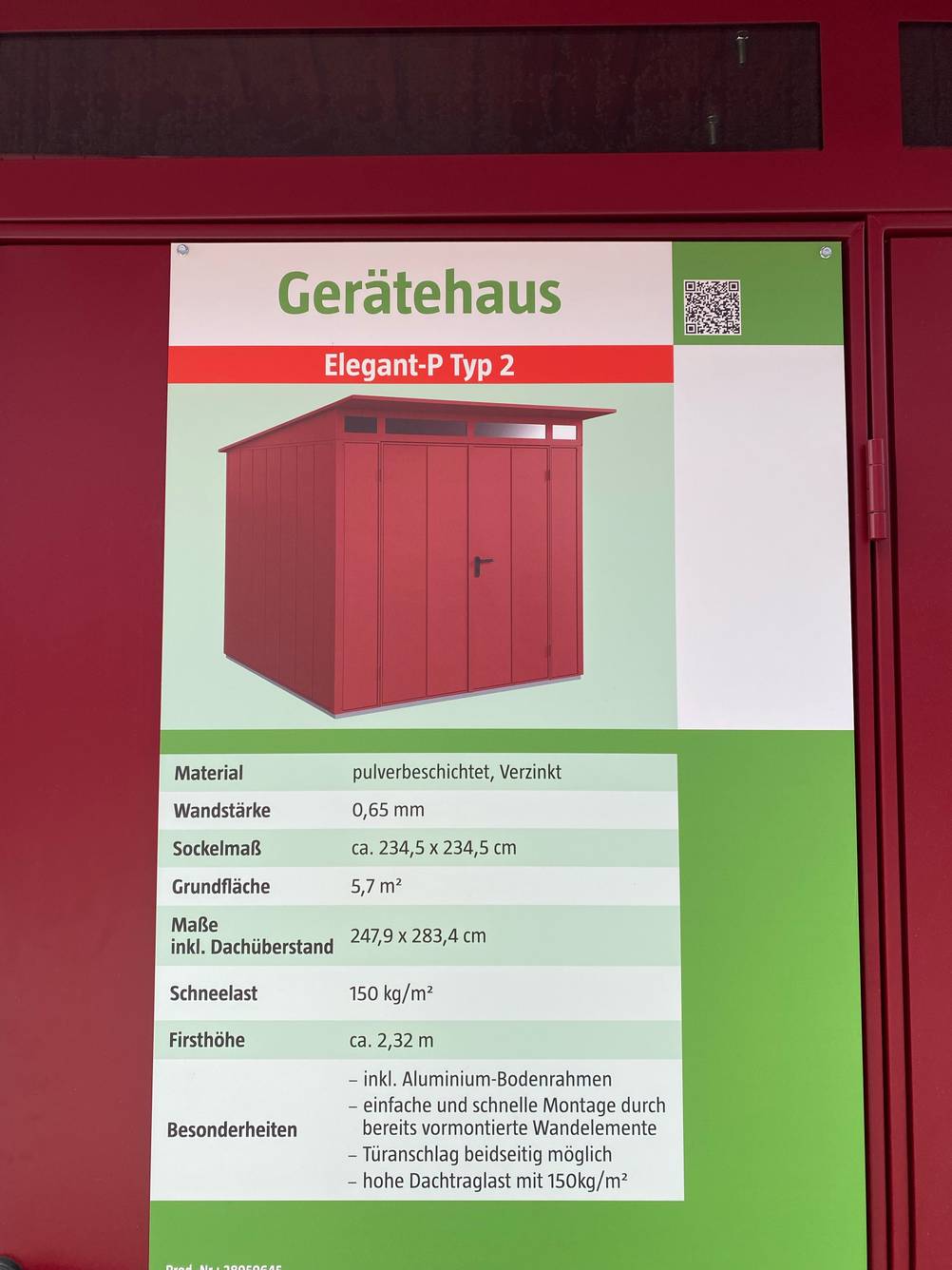 Im Test: Nahaufnahme der Infotafel des Gerätehauses aus Metall.
