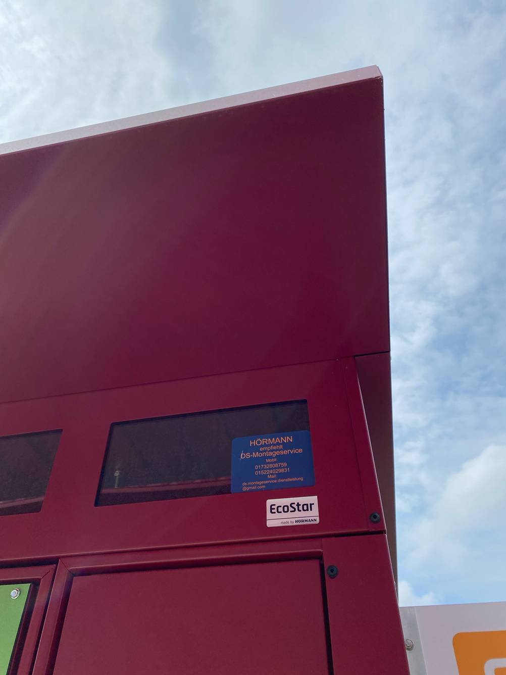 Gerätehaus aus Metall-Test: Nahaufnahme Information für Montageservice.