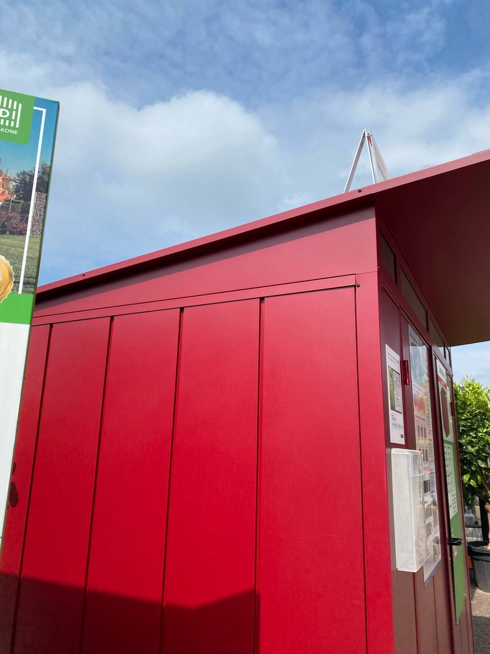 Ein Gerätehaus aus Metall im Test, von der Seite mit Fokus auf das abgeschrägte Dach.