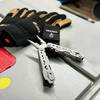 Das Gerber Truss Multitool wird geöffnet in einer Hand gehalten und zeigt die spitze Edelstahlzange mit integriertem Drahtschneider. Die ergonomisch geformten Griffe mit hexagonalen Aussparungen sind gut erkennbar.