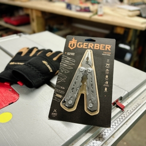 Das Gerber Truss Multitool befindet sich in seiner schwarzen Verpackung, die die Form der Zange nachzeichnet. Die Verpackung hebt die wichtigsten Funktionen und den robusten Edelstahlgriff hervor.