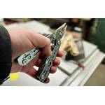 Das Gerber Truss Multitool wird geöffnet in der Hand gehalten, wobei die spitze Zange mit gezahnten Backen und der federbelastete Mechanismus sichtbar sind. Die robusten Edelstahlgriffe haben hexagonale Aussparungen für reduziertes Gewicht.