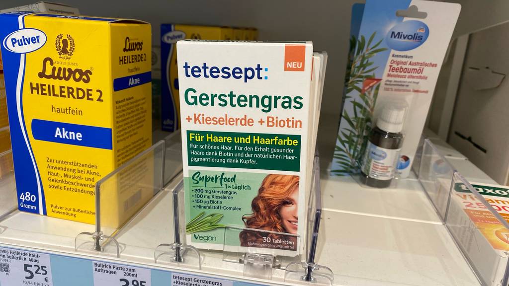 Im Regal befindet sich eine getestete Packung mit Gerstengras-Kapseln.
