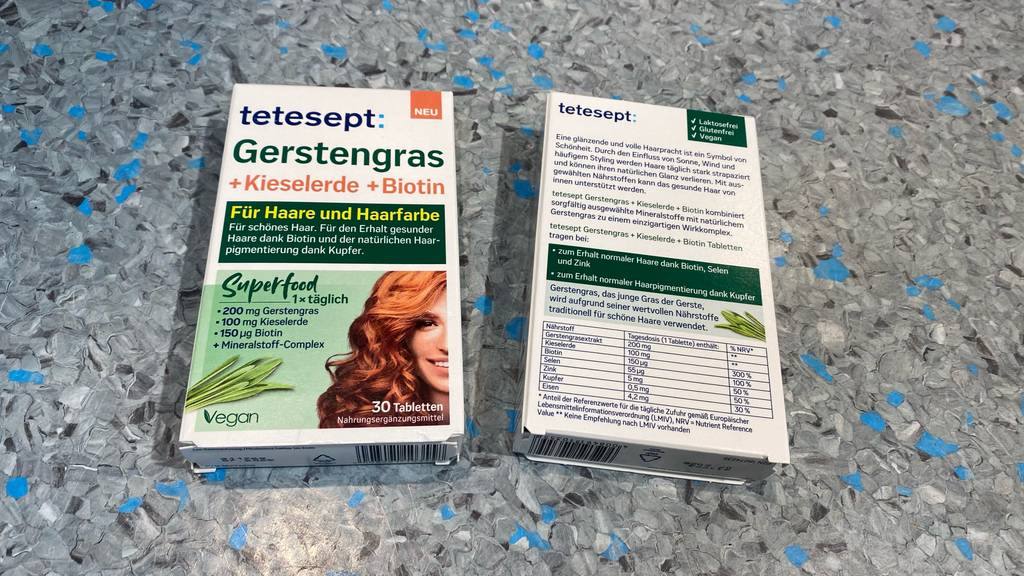 Gerstengras-Kapseln im Test: Zwei Packungen mit Gerstengras-Kapseln befinden sich auf dem Boden. 