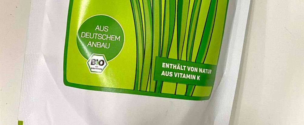 Aus deutschem Anbau getestetes Gerstengras: Detailansicht der Packung auf einer hellen Fläche.