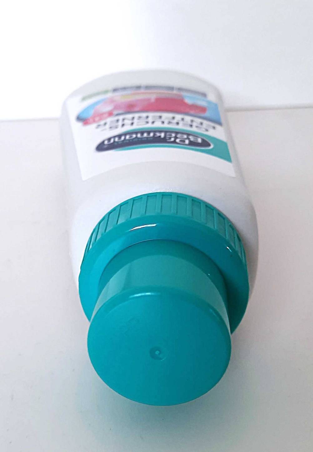 Eine Flasche des Geruchsneutralisierer im Test mit der Verschlusskappe nach vorne auf einer hellen Fläche liegend.