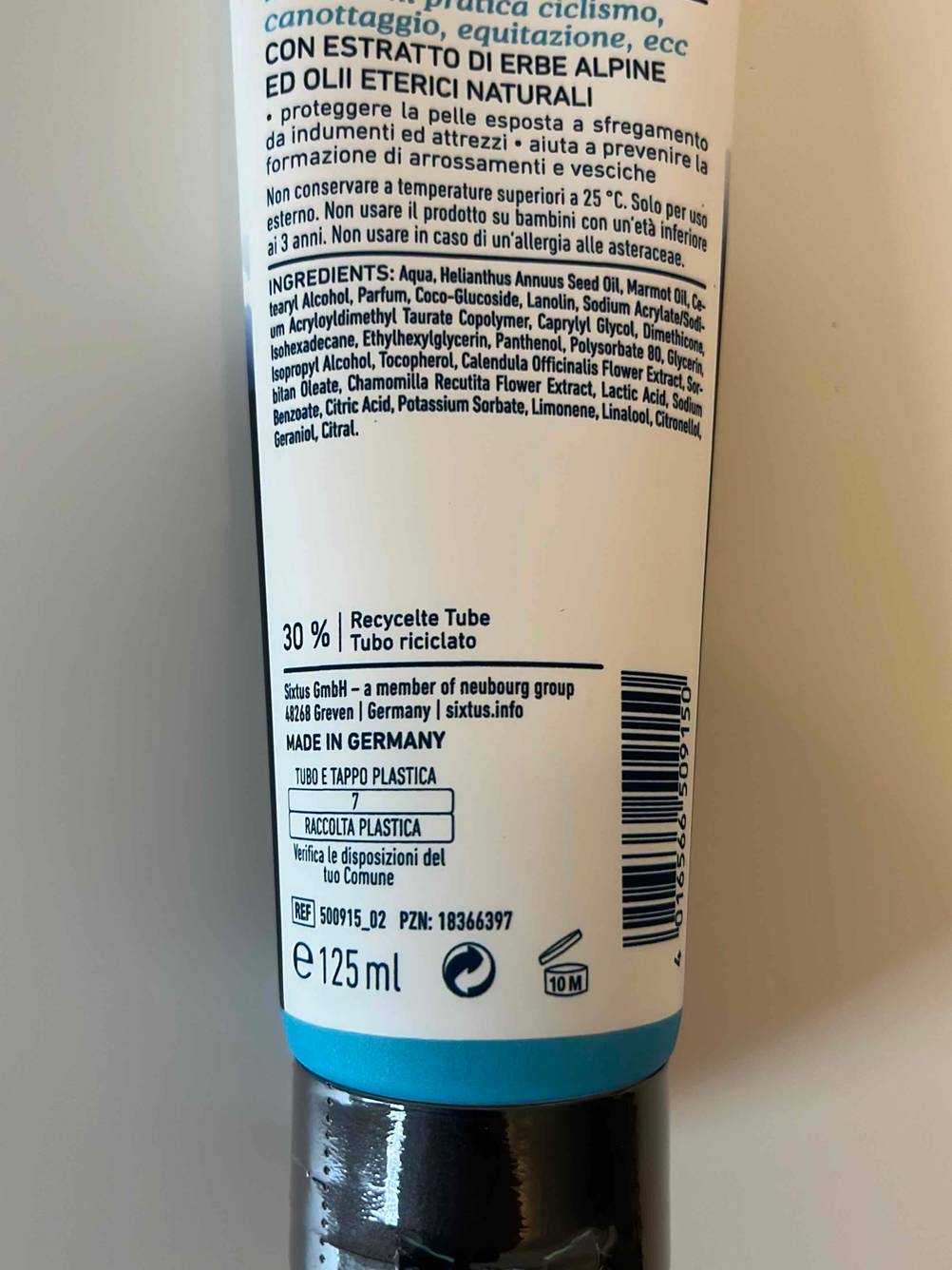 Nahaufnahme der unteren Rückseite einer Tube Gesäßcreme im Test.