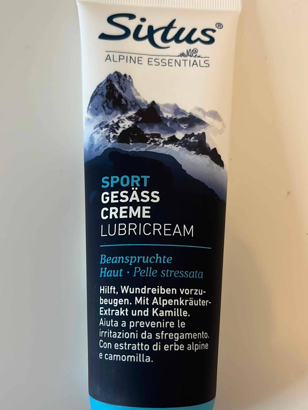 Gesäßcreme getestet: Nahaufnahme der Vorderseite einer Tube.
