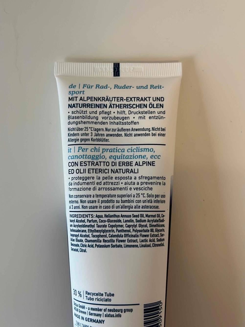 Nahaufnahme der oberen Rückseite einer Tube der getesteten Gesäßcreme.