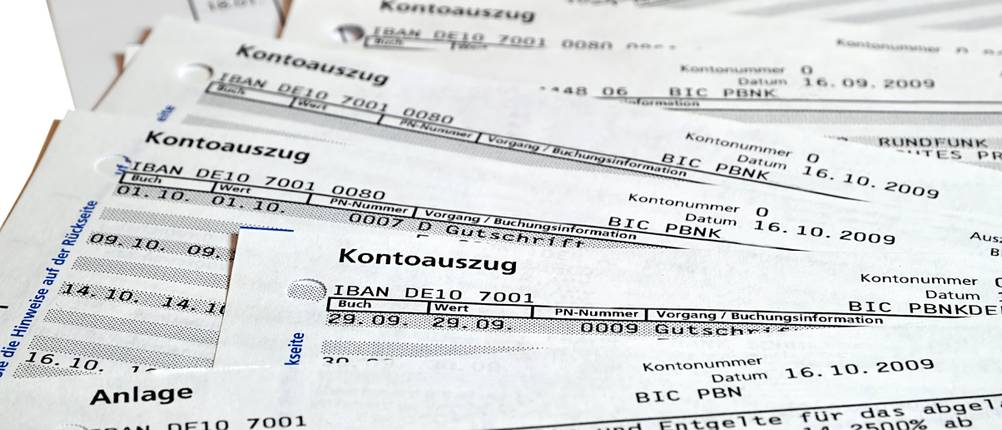 Geschäftskonto-Test: Mehrere Kontoauszüge liegen auf einem Tisch.