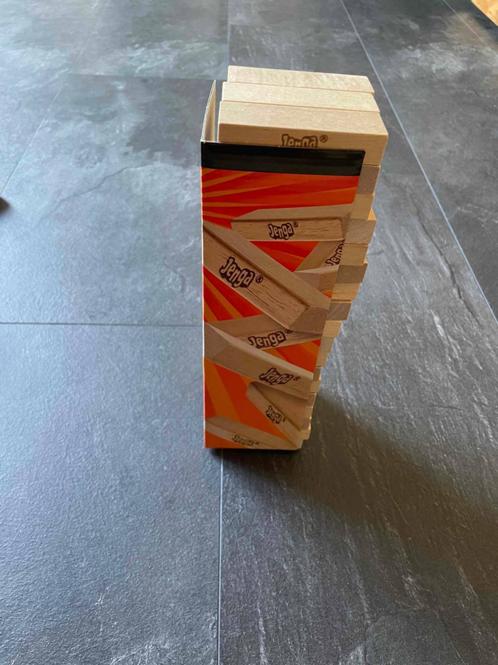 Geschicklichkeitsspiele im Test: Ein Turm Jenga mit Aufbauhilfe.
