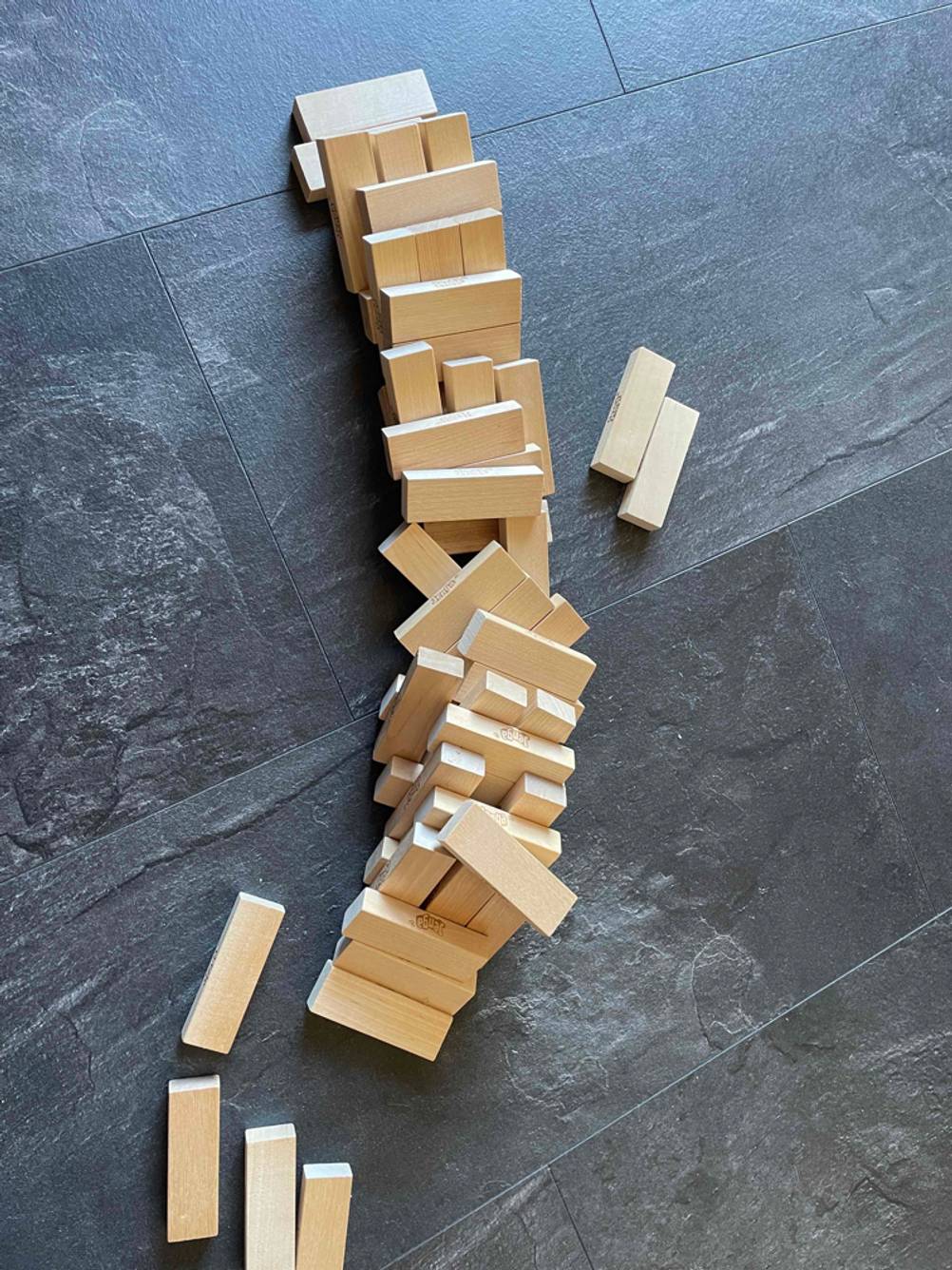Geschicklichkeitsspiele getestet: Ein umgefallener Spielturm.