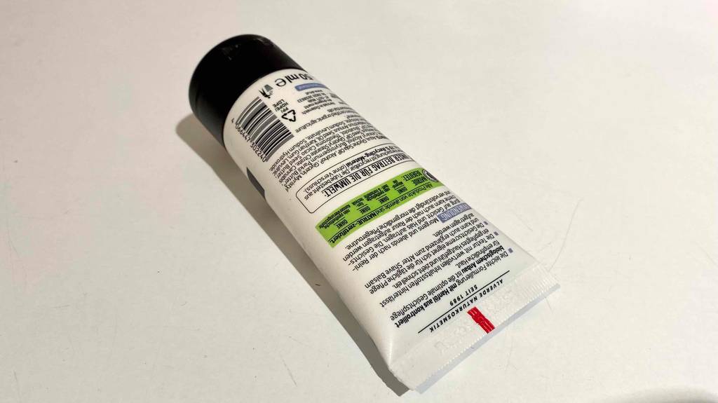 Geichtscreme-Herren im Test: Tube mit Creme auf hellem Hintergrund