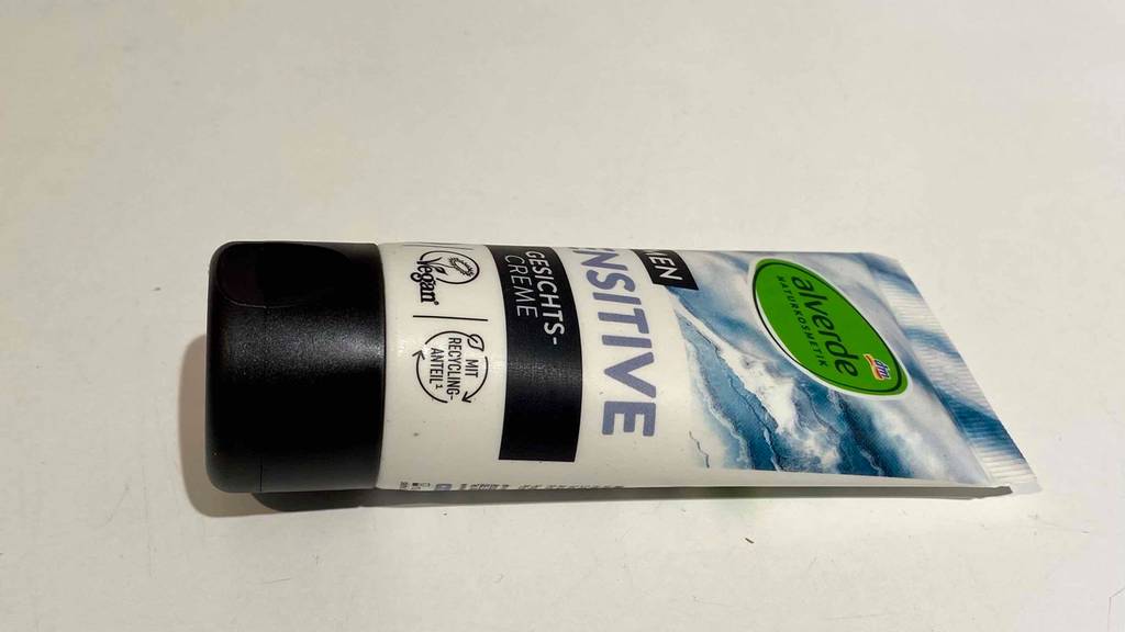 Gesichtscreme-Herren im Test: Tube liegt auf einem hellem Untergrund