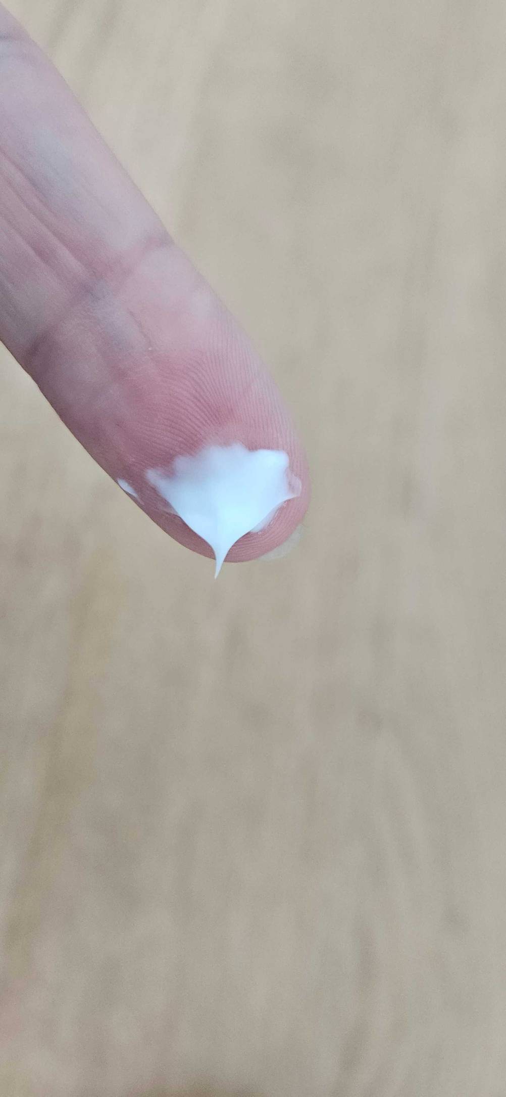 Im Test: An einem Finger befindet sich etwas Gesichtscreme für Herren.