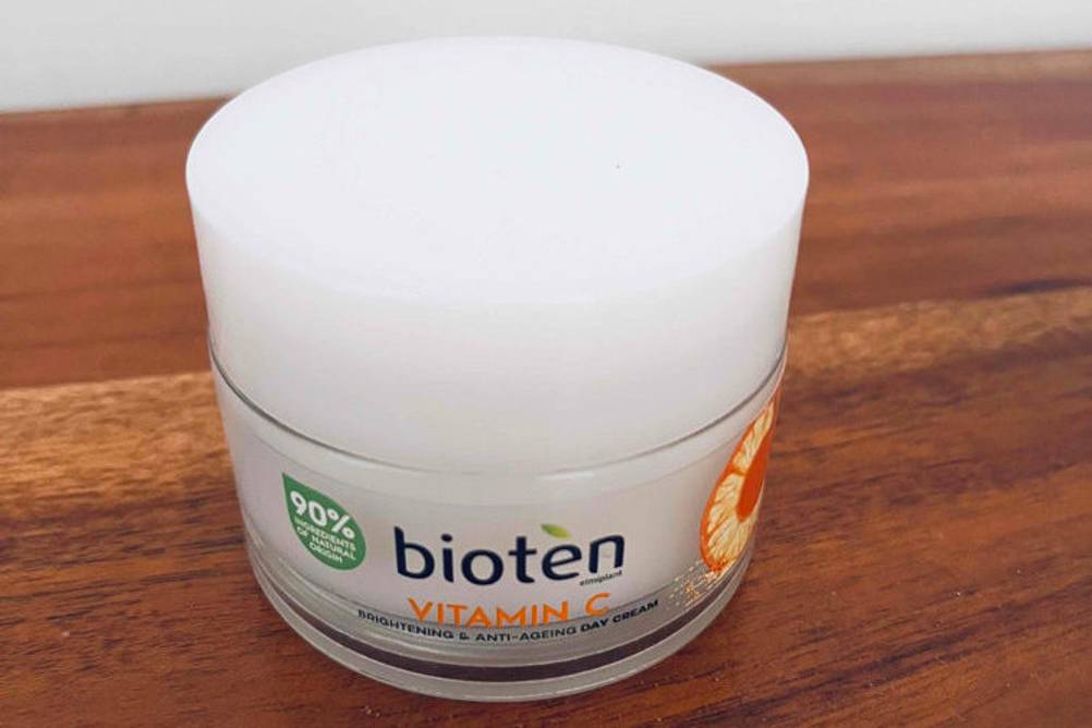 Gesichtscreme ohne Parabene im Test: Bioten-Creme steht auf dem Tisch.