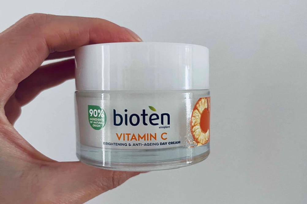 Gesichtscreme ohne Parabene getestet: Hand hält Bioten-Creme hoch.