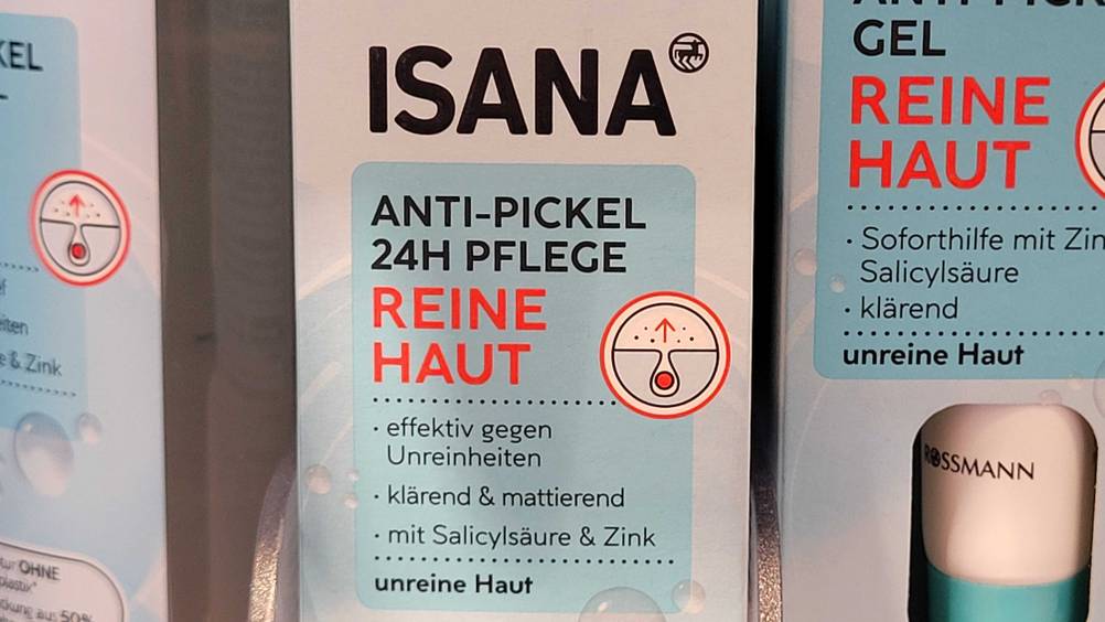 Gesichtscreme unreine Haut im Test: Nahaufnahme der Vorderseite der Verpackung mit Logo und Artikelbezeichnung.