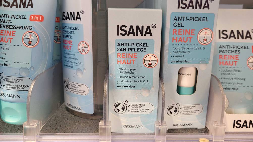 Die getestete Gesichtscreme unreine Haut in einem Verkaufsregal neben anderen Produkten.