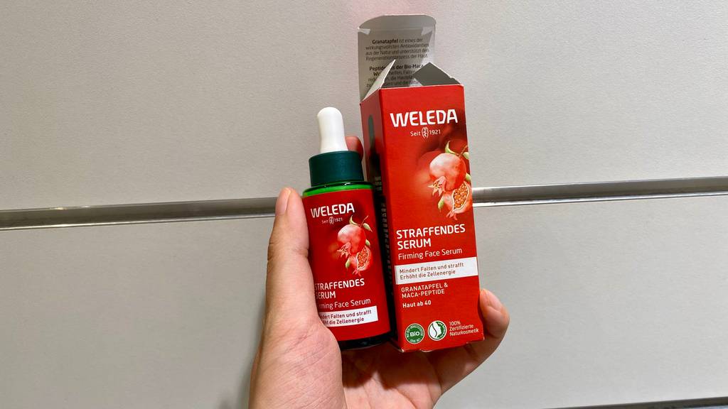 Gesichtsserum-Test: Produkt und Verpackung in der Hand
