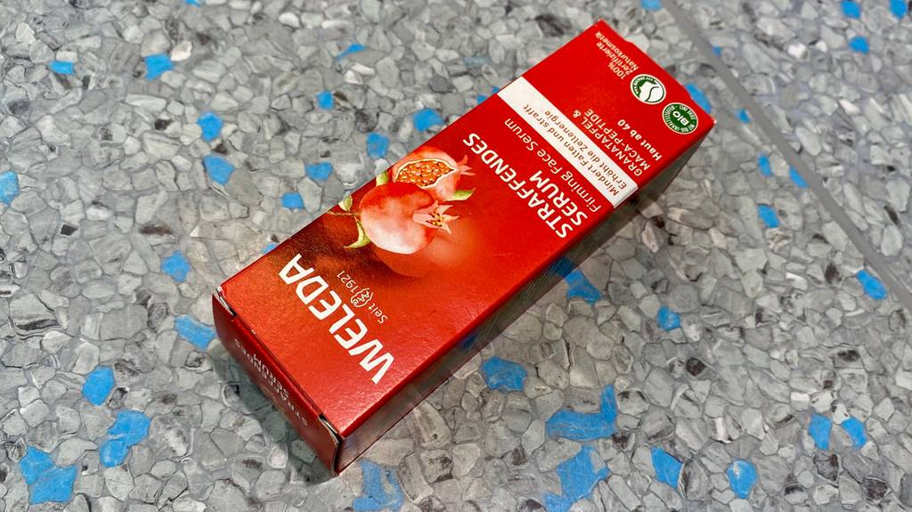 Gesichtsserum getestet: Verpackung auf grauem Untergrund