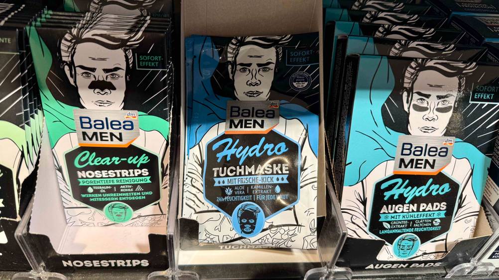 Mehrere Packungen der Gesichtsmaske Männer im Test in einem Verkaufsregal.