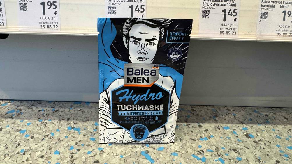 Eine Packung der getesteten Gesichtsmaske Männer vor einem Verkaufsregal auf dem Boden.