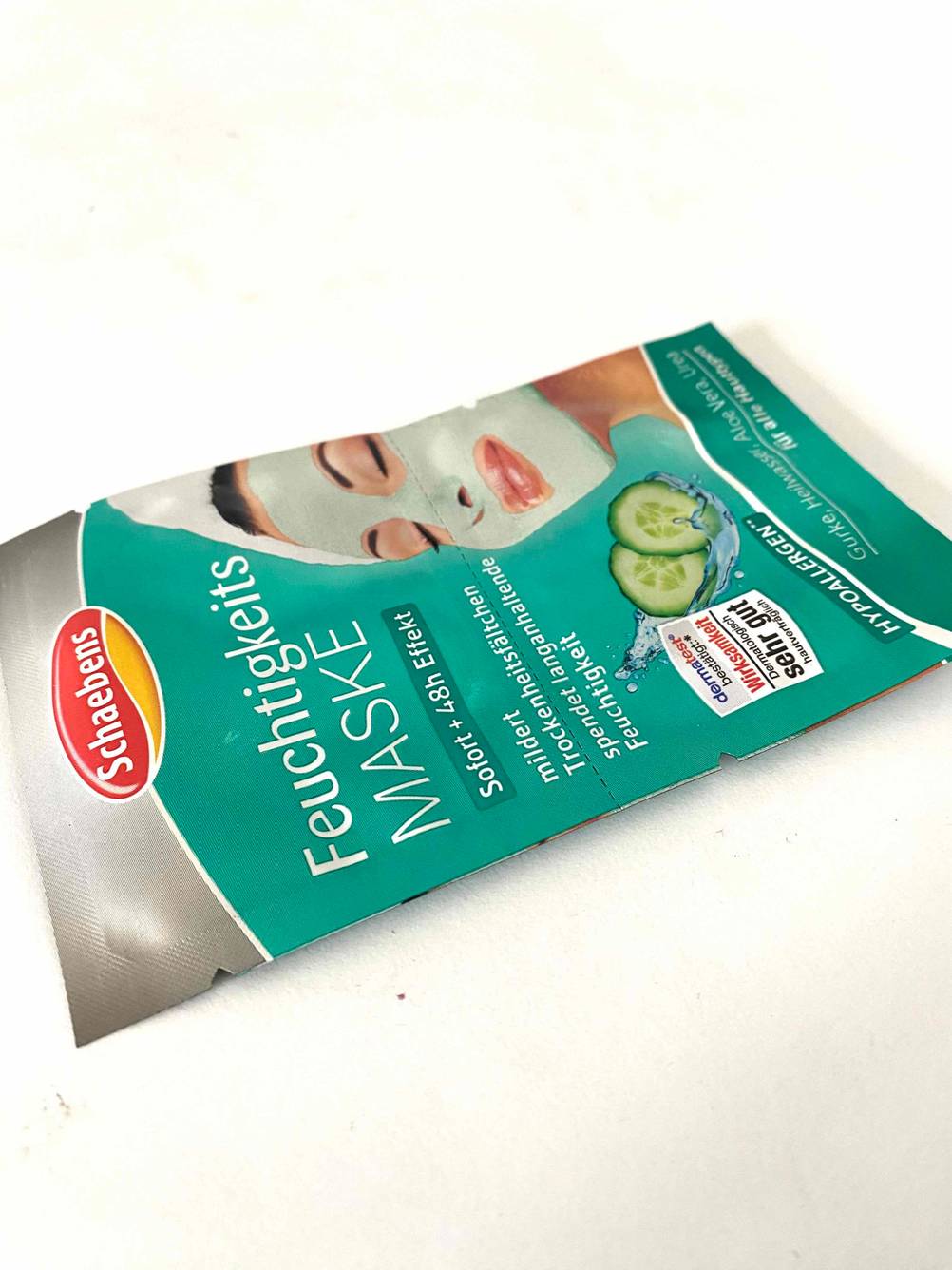Getestete: Eine Packung Gesichtsmaske bestehend aus zwei Einzelverpackungen auf einer hellen Fläche.